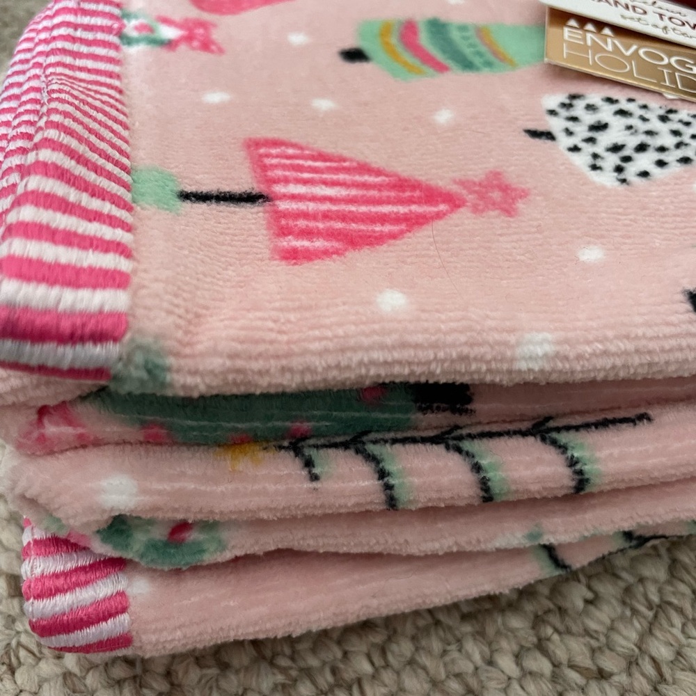 Pink Holiday Trees Set of 2 Hand Towels 🌲NWT🌲 - Picture 4 of 7